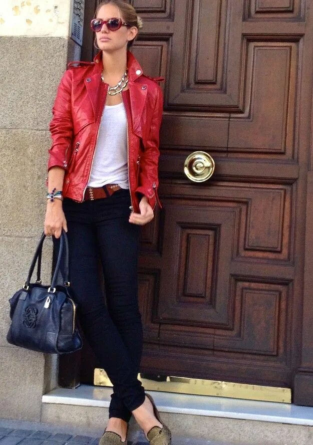 Красная косуха аутфит. Красный пиджак и черные брюки. Образ с красной короткой курткой. Образ с красной кожаной курткой. С чем носить красную кожаную.