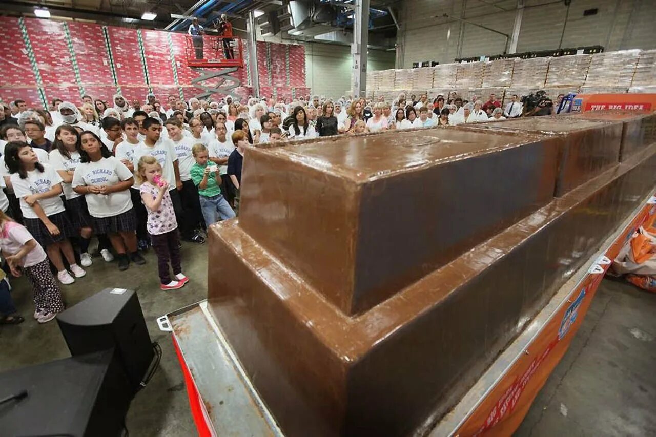 Самые дорогие рекорды. Самая большая шоколадка в мире рекорд. Самый большой шоколад в мире рекорд Гиннесса. Самый большой шоколад в мире рекорд Гиннесса фото. Самый большой шоколадный батончик в мире.