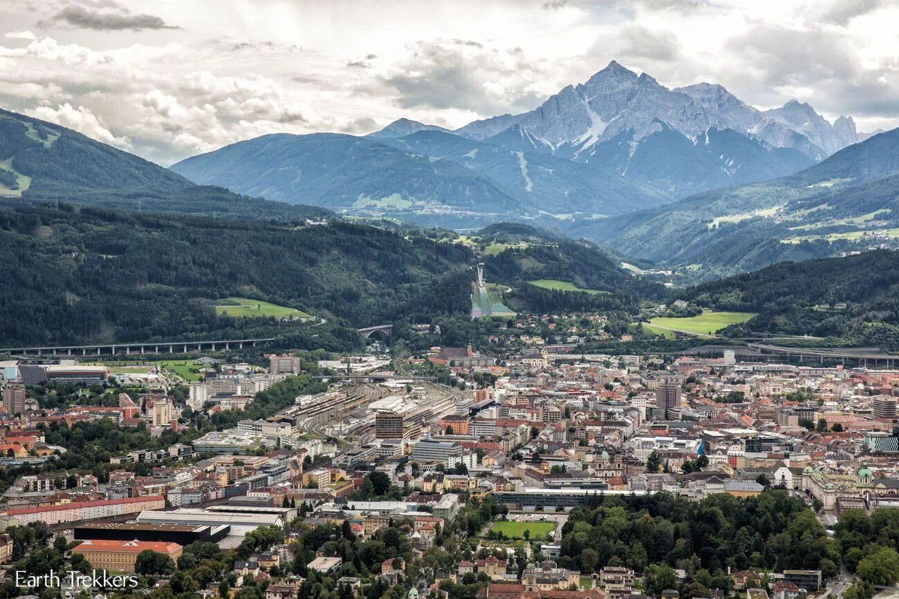 Инсбрук. Инсбрук Альпы. Инсбург город. Австрия вид на Инсбрук. Инсбрук вид на горы.