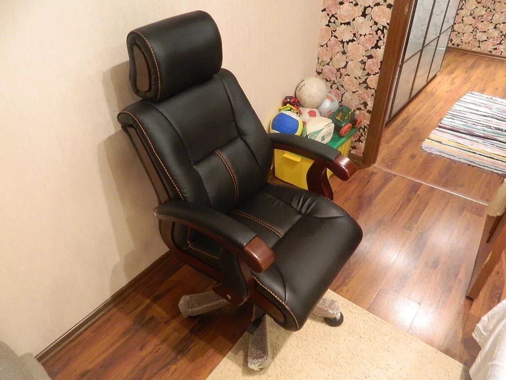 обивка компьютерного кресла кожей. обтянуть кресло компьютерное. обивка офисного кресла. обтяжка кресел офисных. обивка компьютерного кресла кожей.