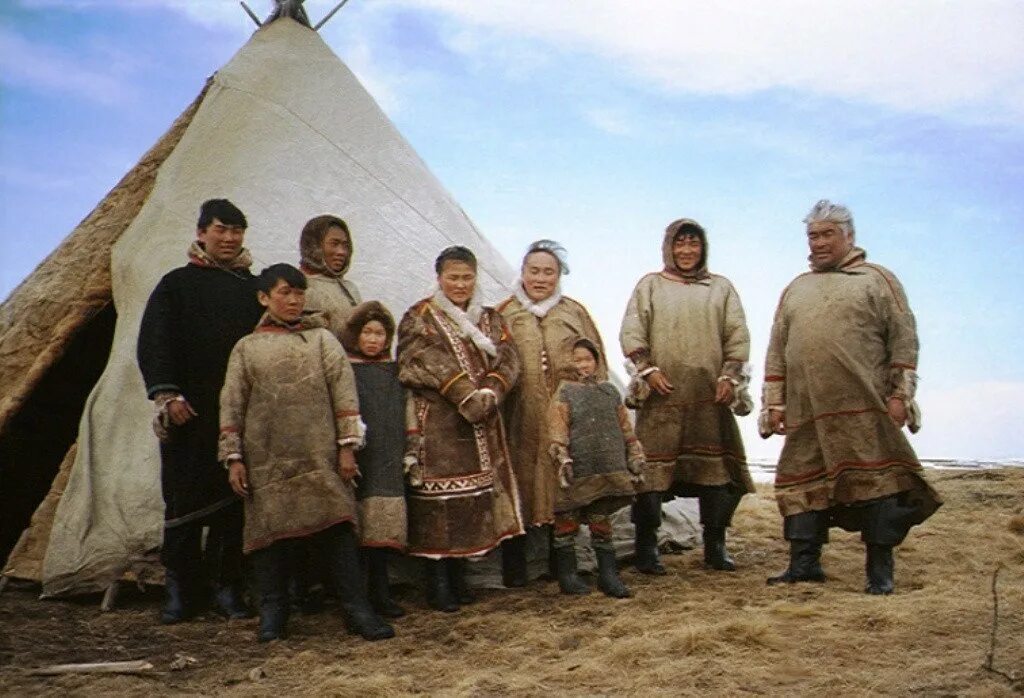 Коренные малочисленные народы российской федерации. Родовое якутское тухулгэ. У якутов родовая сельская община. Народы севера ханты и манси. Ямальская тундра и ненцы.