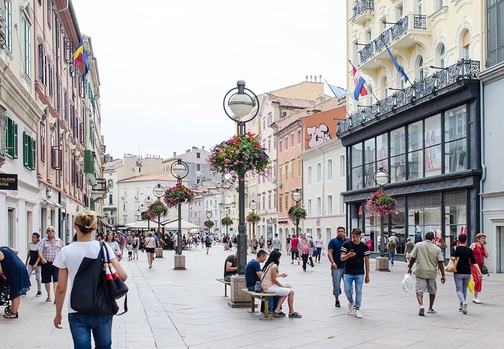 Пешеходная улица площадь. Корзо Хорватия. Арбат Уфа. Риека улицы города. Риека Центральная площадь.