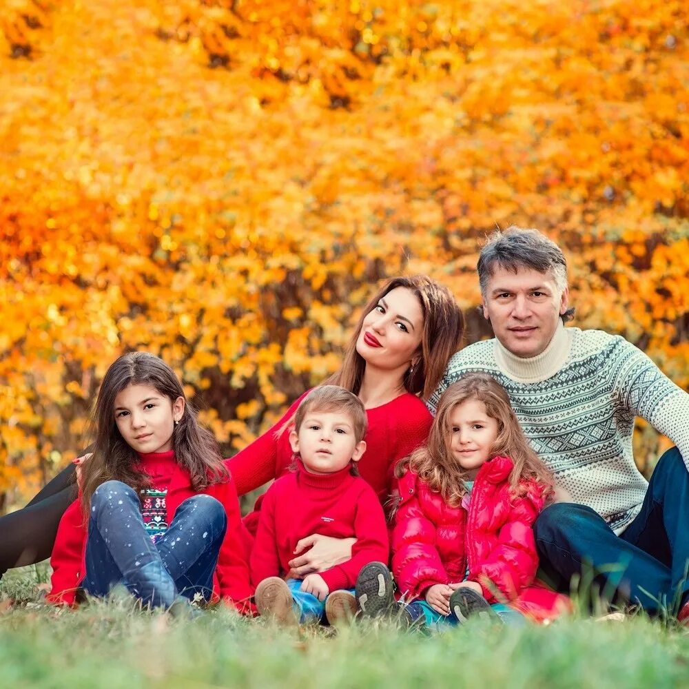 Фотосессия осенью семьей. Осенние фотосессии на природе с семьей. Семейная фотосессия на природе. Счастливая семья осенью. Всей семьей 18 результаты