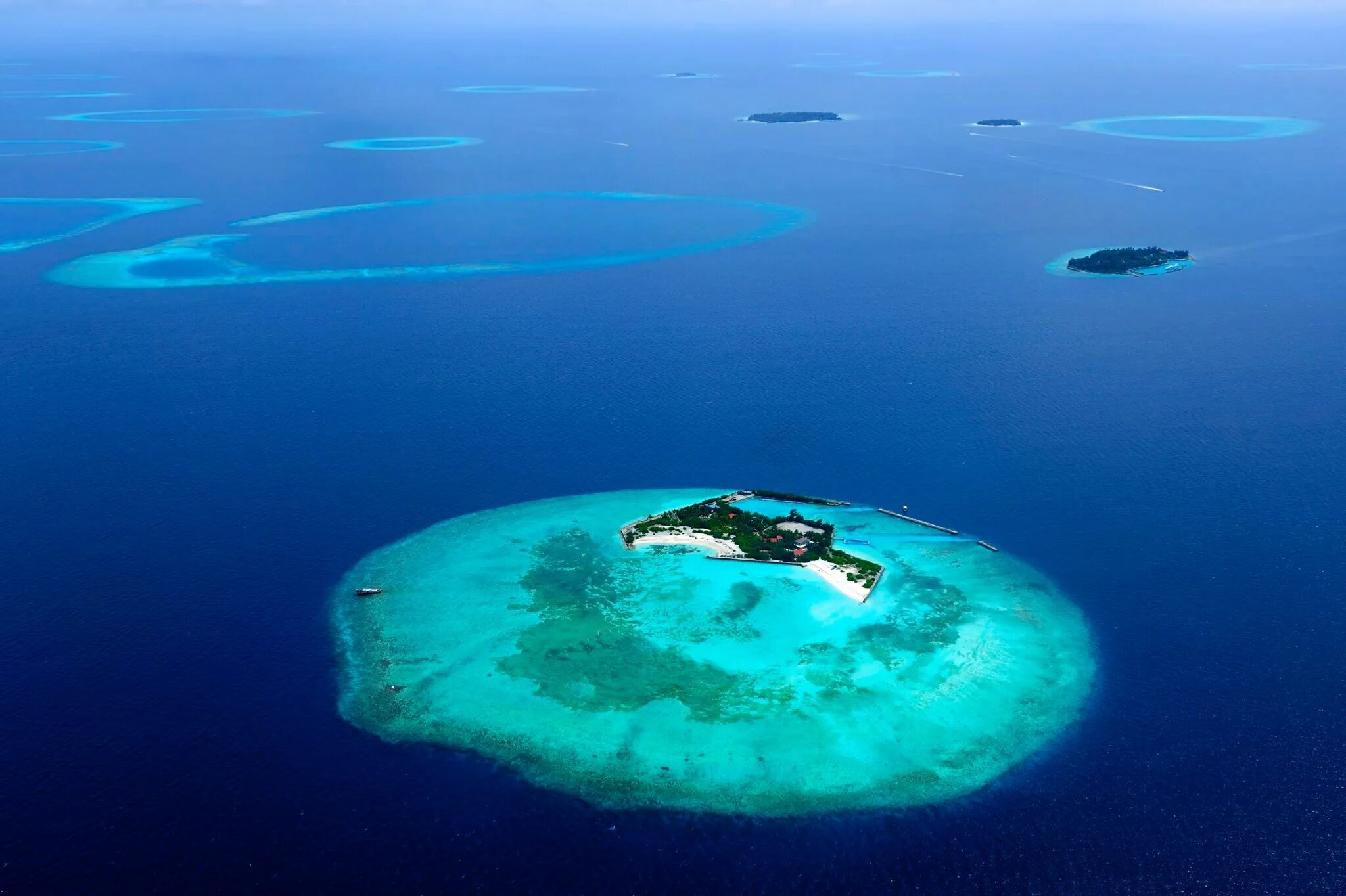 Индийский океан Мальдивы. Остров под водой. Остров с птичьего полета. Мальдивы с высоты птичьего полета. Island вода
