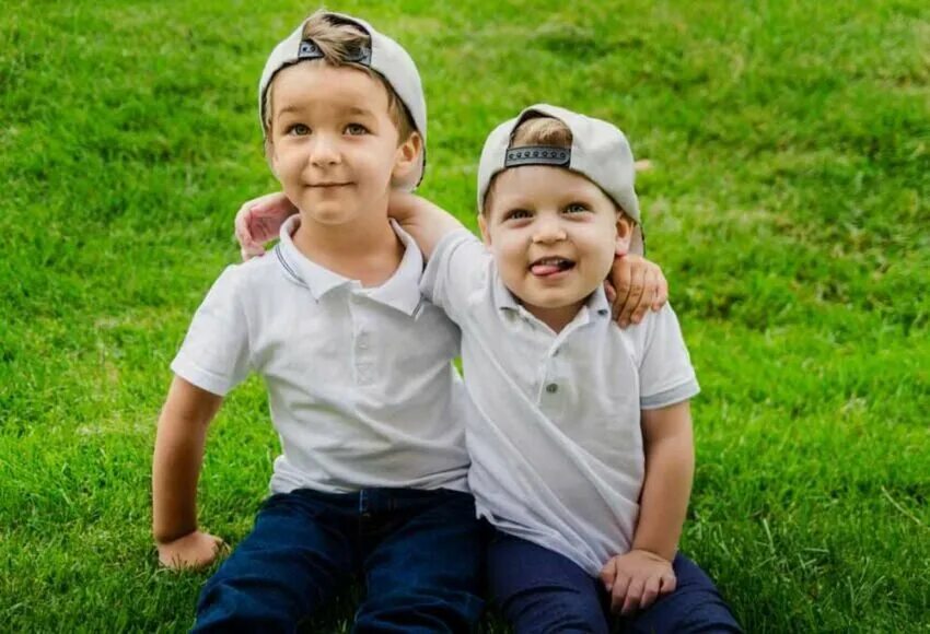 2 мальчика в парке. Два мальчика. Картинки для мальчиков. Старшие и младшие дети. Два мальчика.