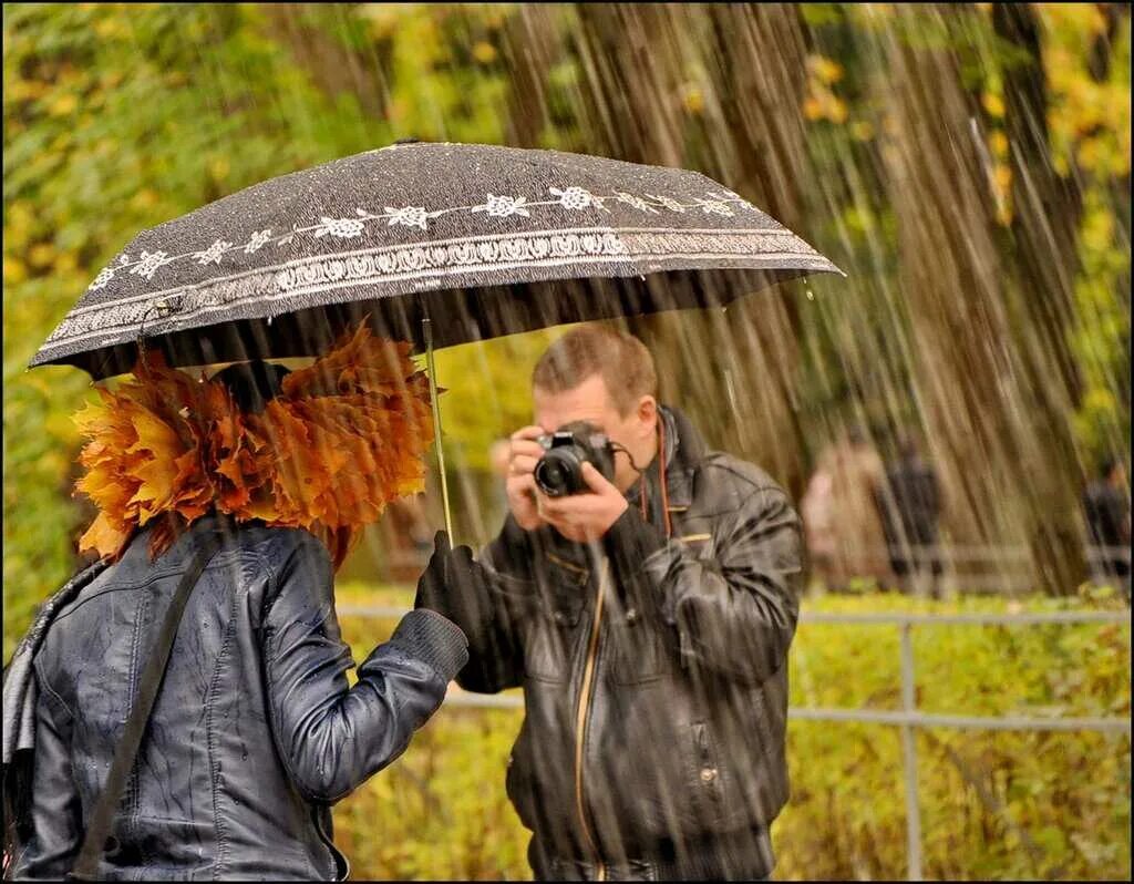 Под дождем. Осень люди. Человек под зонтом. Зонт под дождем.