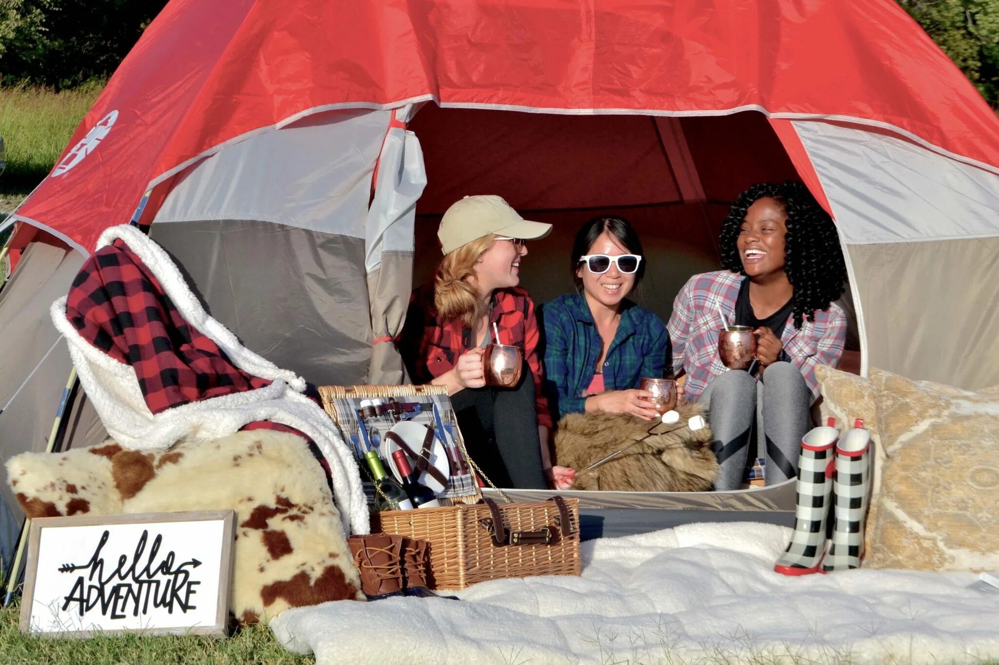 Кемпинг девушки. Camping trip девушка. Глэмпинг тимбилдинг. Girls only Camp. Only camping