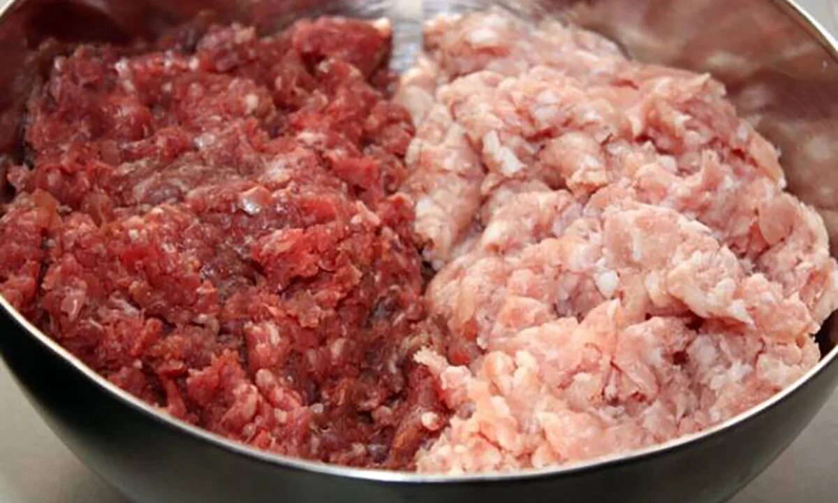 Фарш из свинины и курицы для котлет. Котлеты из свинины и говядины. Биточки из говядины. Котлеты курочка ряба. Котлеты.