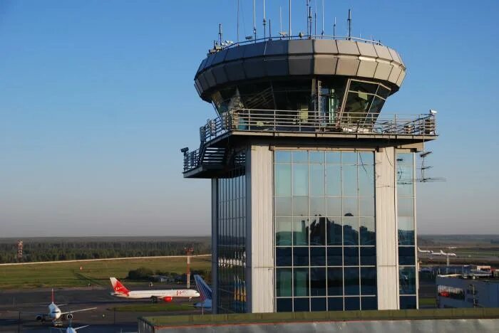 Диспетчерская вышка в аэропорту пулково. Башня atc аэропорт. Башня аэропорта. Вышка аэропорта. Вышка кдп шереметьево.
