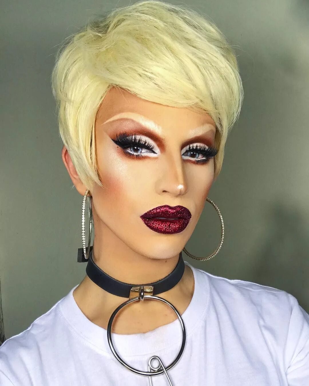Drag up. Drag макияж. яркий драг макияж. драг квин макияж.