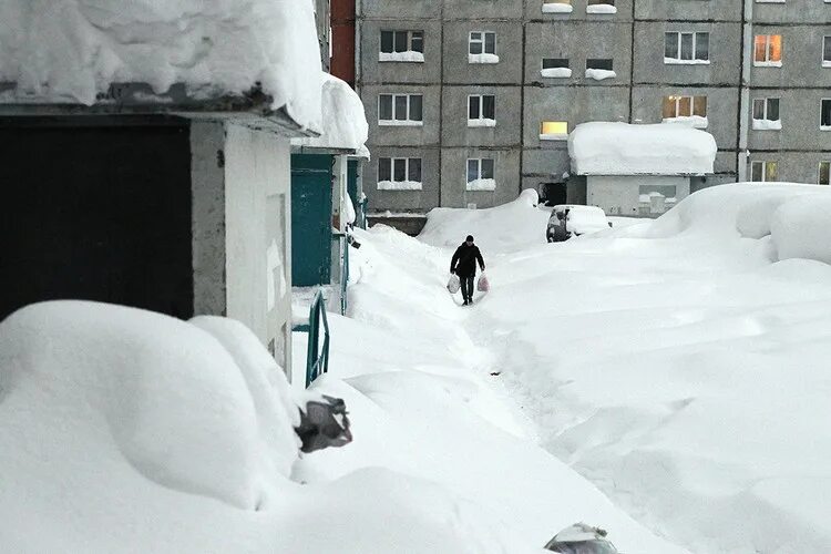 Город сугробов. Сугробы в Норильске 2021. Снежный Норильск. Норильск сугробы. Город замело.