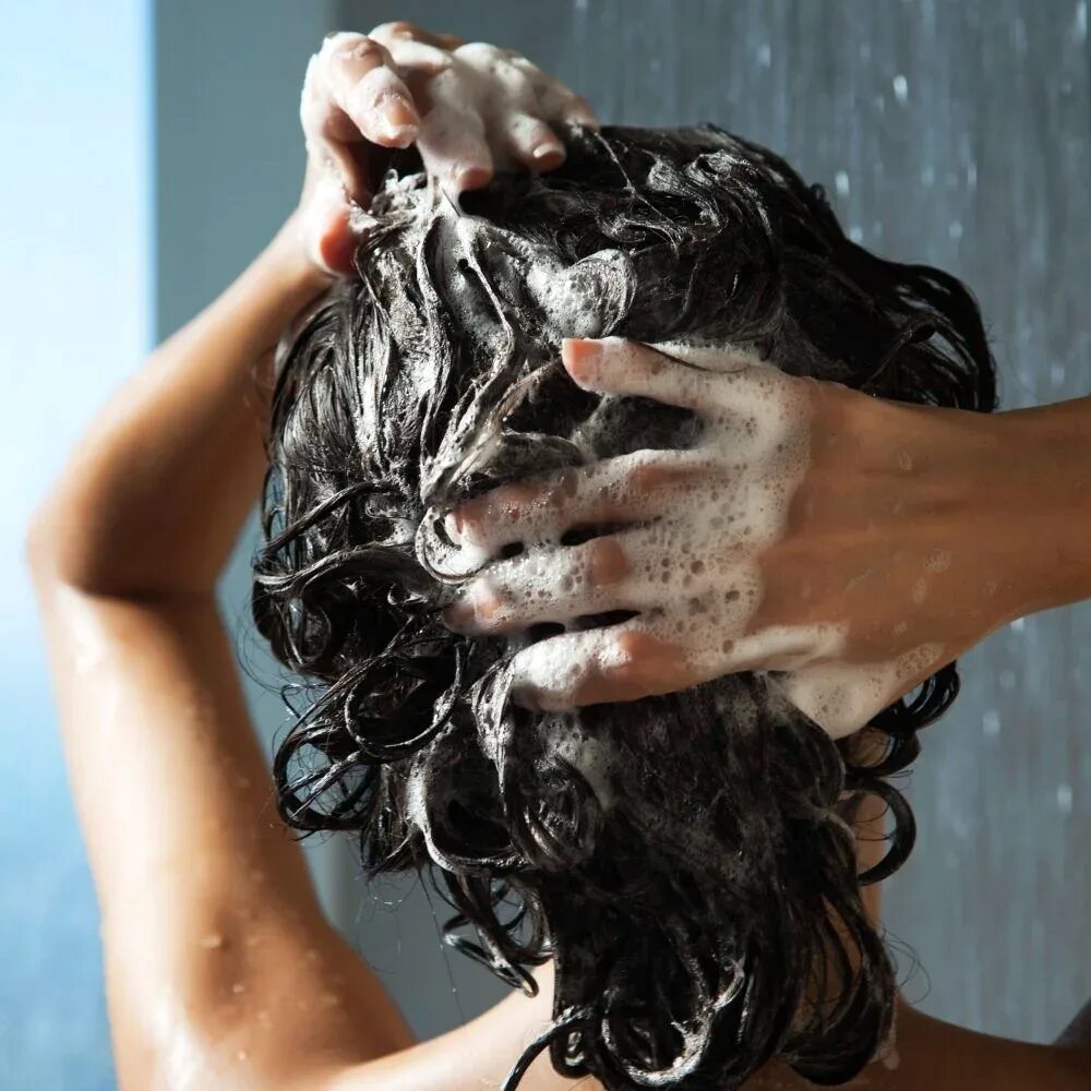 Маска на влажные волосы. Мытье волос. Мыть голову. Мытье головы шампунем. Корова мытья шампунем.