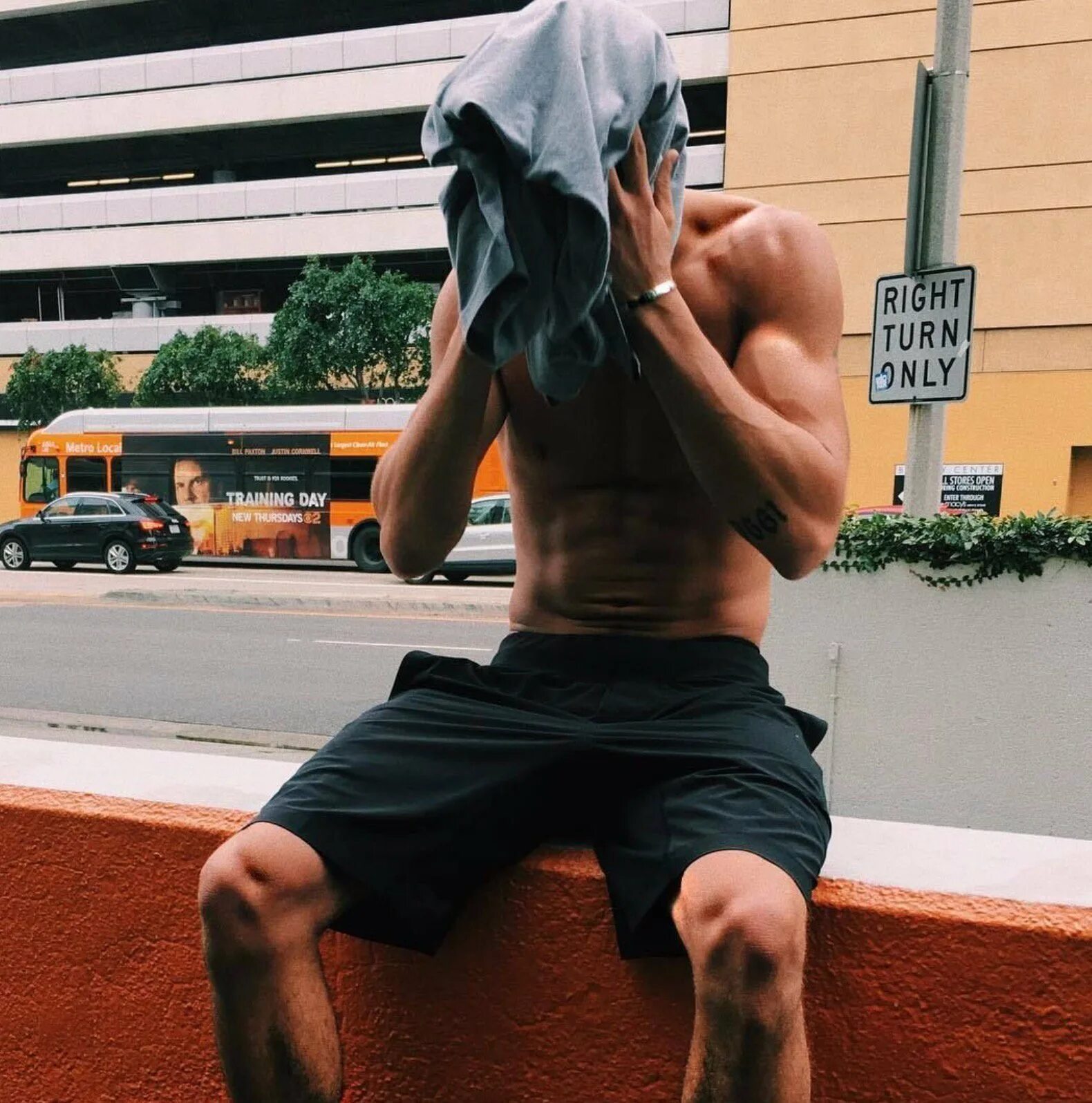 Крутые парни инстаграм. Парень в бейсболке. Сторис парней. Парни инстаграм. Идеи для фотографий парню.