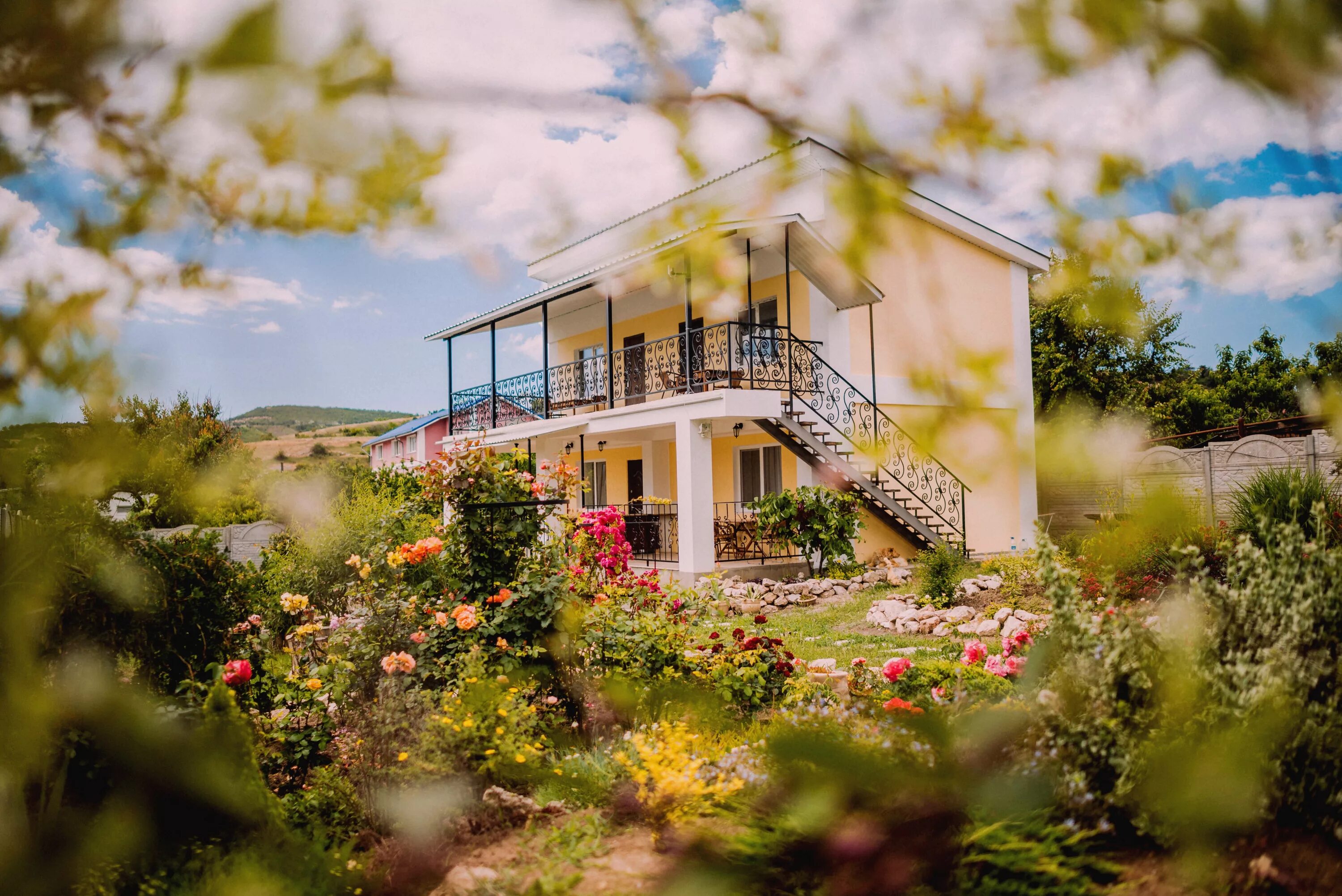 дом в крыму в севастополе. дом ижс севастополь. недвижимость на северной стороне севастополя. красивые дома в севастополе. недвижимость ижс севастополь.