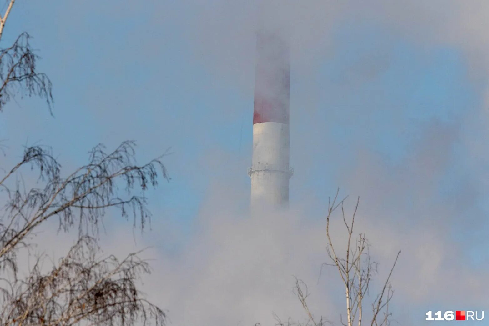 В воздухе уже не так сильно пахло. В воздухе уже не так сильно пахло. Листья на асфальте. Загрязнение воздуха удмуртии. Солнечный пейзаж.