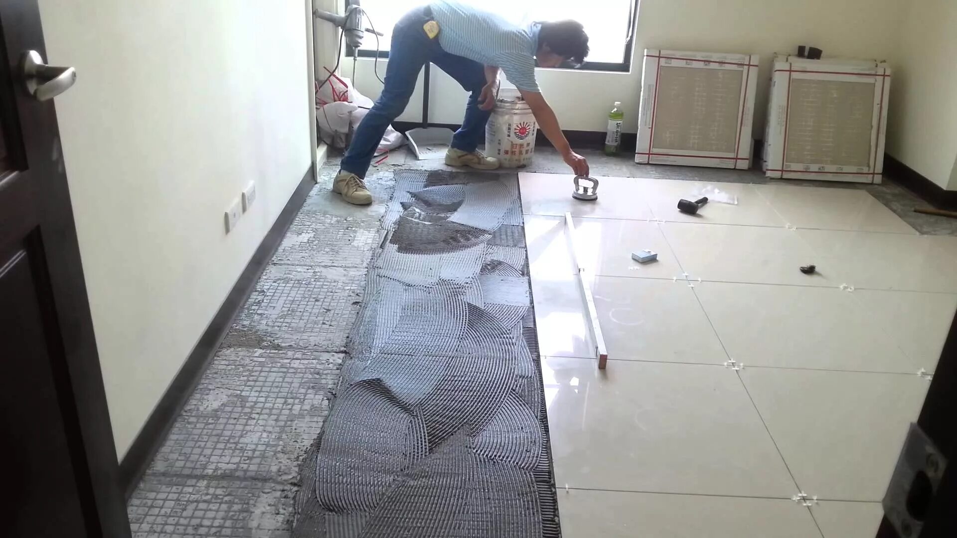 Пол в комнате выложить плиткой. Укладка напольного керамогранита. укладка плитки керамогранит. керамогранит для пола укладка. пол выложенный плиткой.
