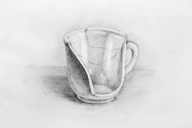Рисунок лежащей кружки. Кружка карандашом. чашка рисунок карандашом. набросок чашки. натюрморт чашка карандашом.