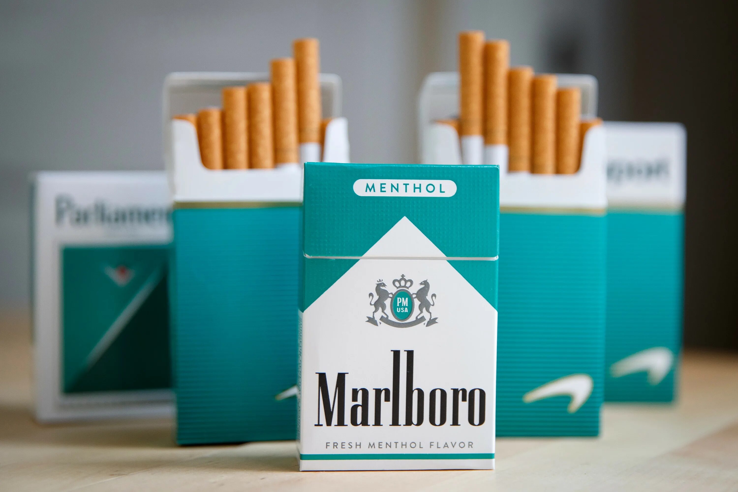 Сигареты с ментолом названия. Мальборо. Сигареты. Сигареты Мальборо зеленая упаковка. Современные сигареты.