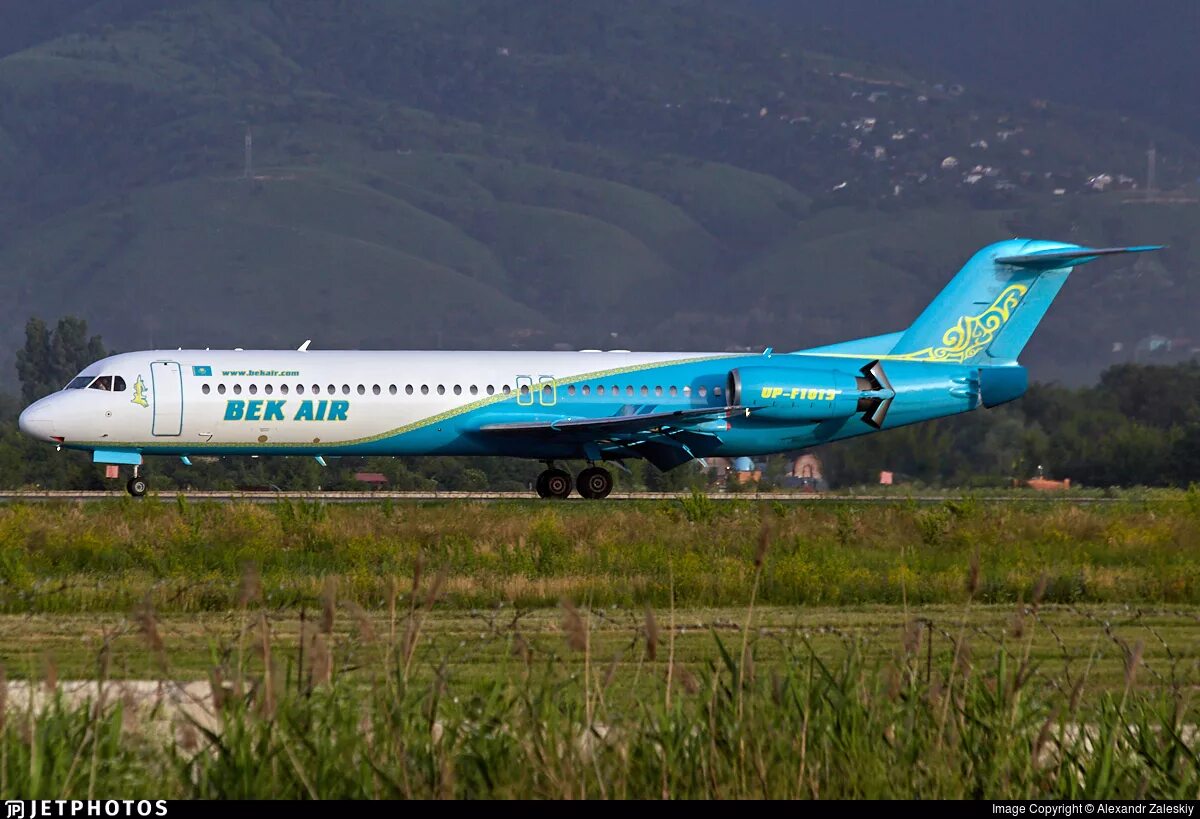 Купить самолет в казахстане. Фоккер 100. Fokker 100 bek Air. Bek Air авиакомпании Казахстана. Фоккер самолет Казахстан.