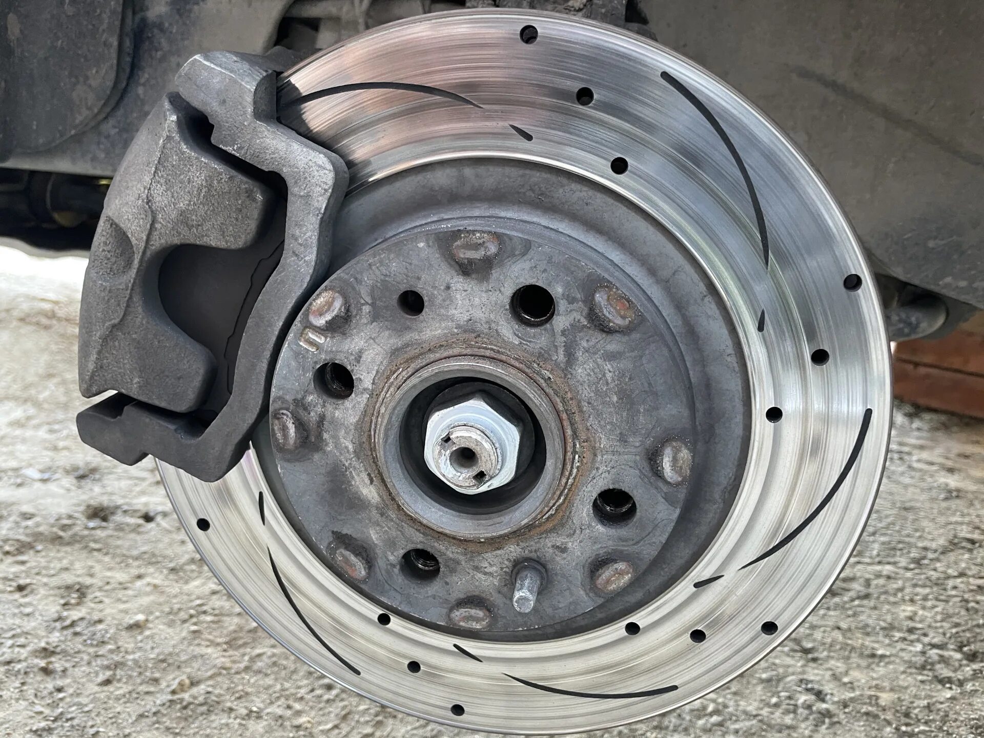 Греются диски гранты. Греются диски гранты. Перегретый тормозной диск. Переднее левое колесо. Перегрел тормозной диск f20.