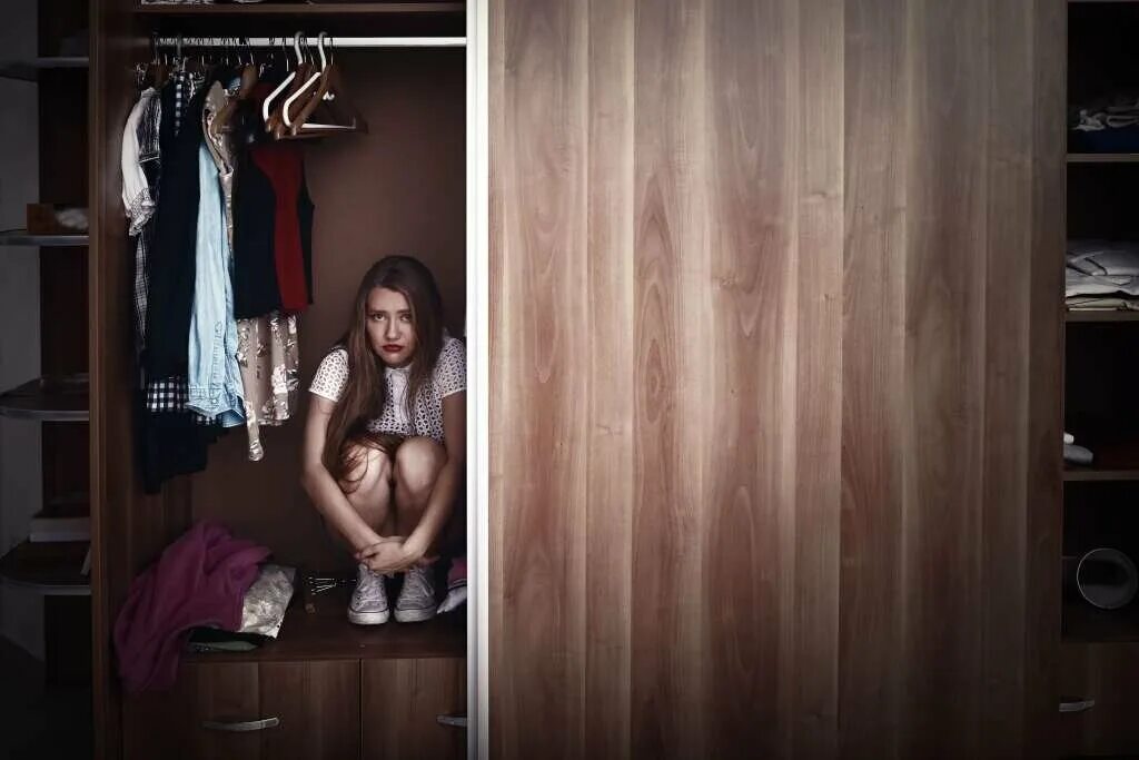 Девочка была в шкафу. Спать в шкафу. Девочка которая жила в шкафу. Человек шкаф. Ребенок складывает вещи в шкаф.