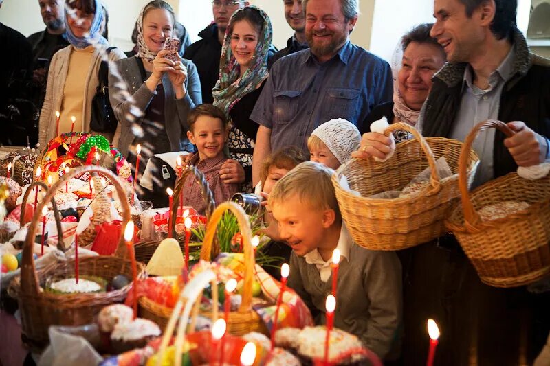 Традиции празднования дня рождения в россии. Освящение куличей на Пасху. Освещение куличей на Пасху. Пасха освящение куличей дети. Люди в храме на Пасху.