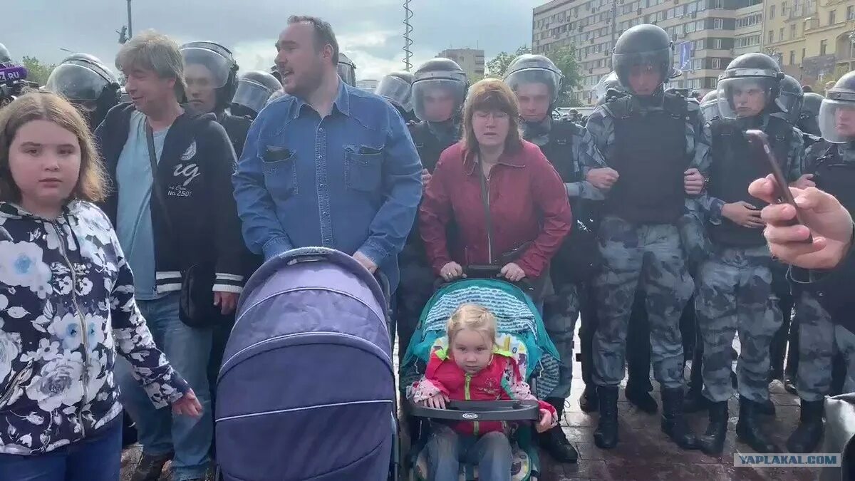 Дети навального 2024. Прикрываются детьми митинги. Малыши на митинге. Митинг с колясками. Дети на митинге Навального.