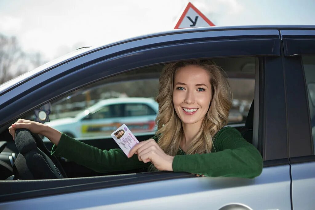 курсы вождения автомобиля для начинающих. курсы вождения автомобиля для начинающих. инструктор автошколы. курсы вождения автомобиля для начинающих. девушка в машине.