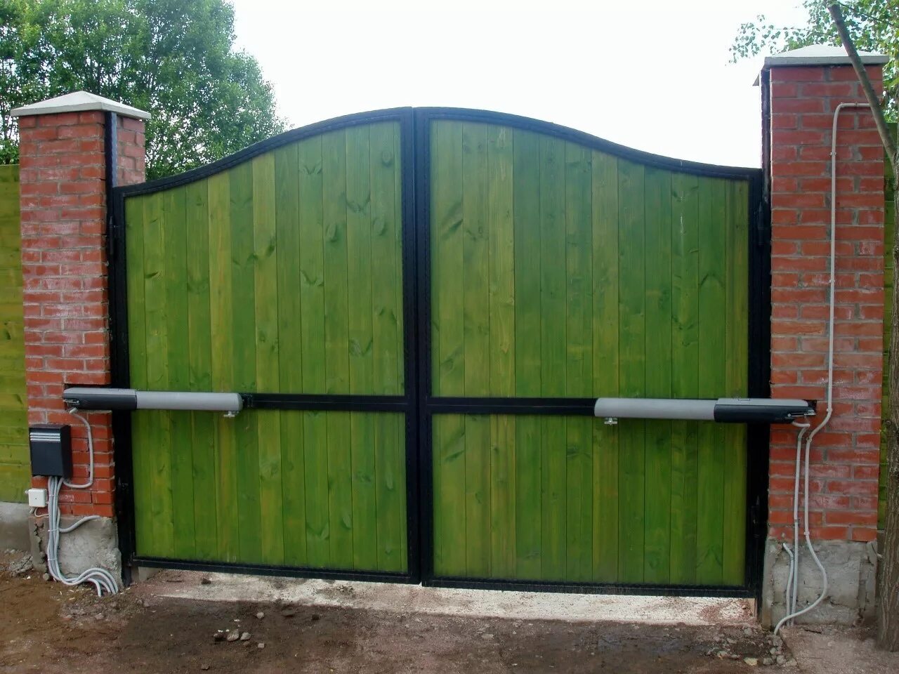 Ворота распашные изготовление установка. Ворота распашные 4000х2000. Распашная воротина. Ворота с калиткой 4000х2000. Ворота распашные 4500х2000.