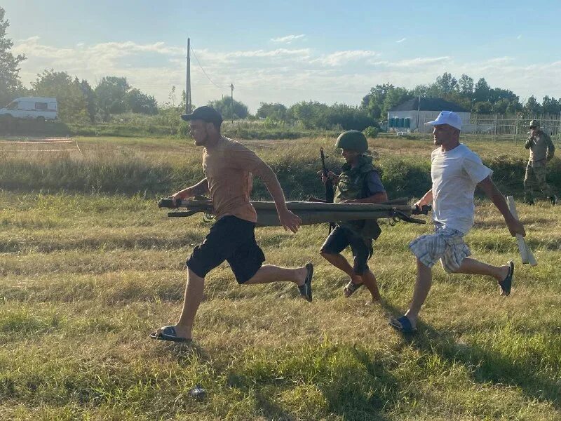 школьники на спортивных соревнованиях. соревнования в школе по физкультуре. бизнесмен на старте. игровая тренировка по волейболу. соревнования между двумя командами.