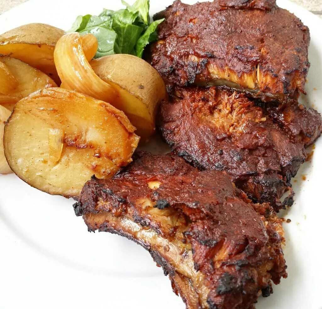 Как вкусно приготовить ребра свиные с картошкой. Рёбрышки свиные в духовке с картошкой. рёбрышки в духовке с картошкой. рёбра свиные в духовке с картошкой. ребра с картошкой в духовке.