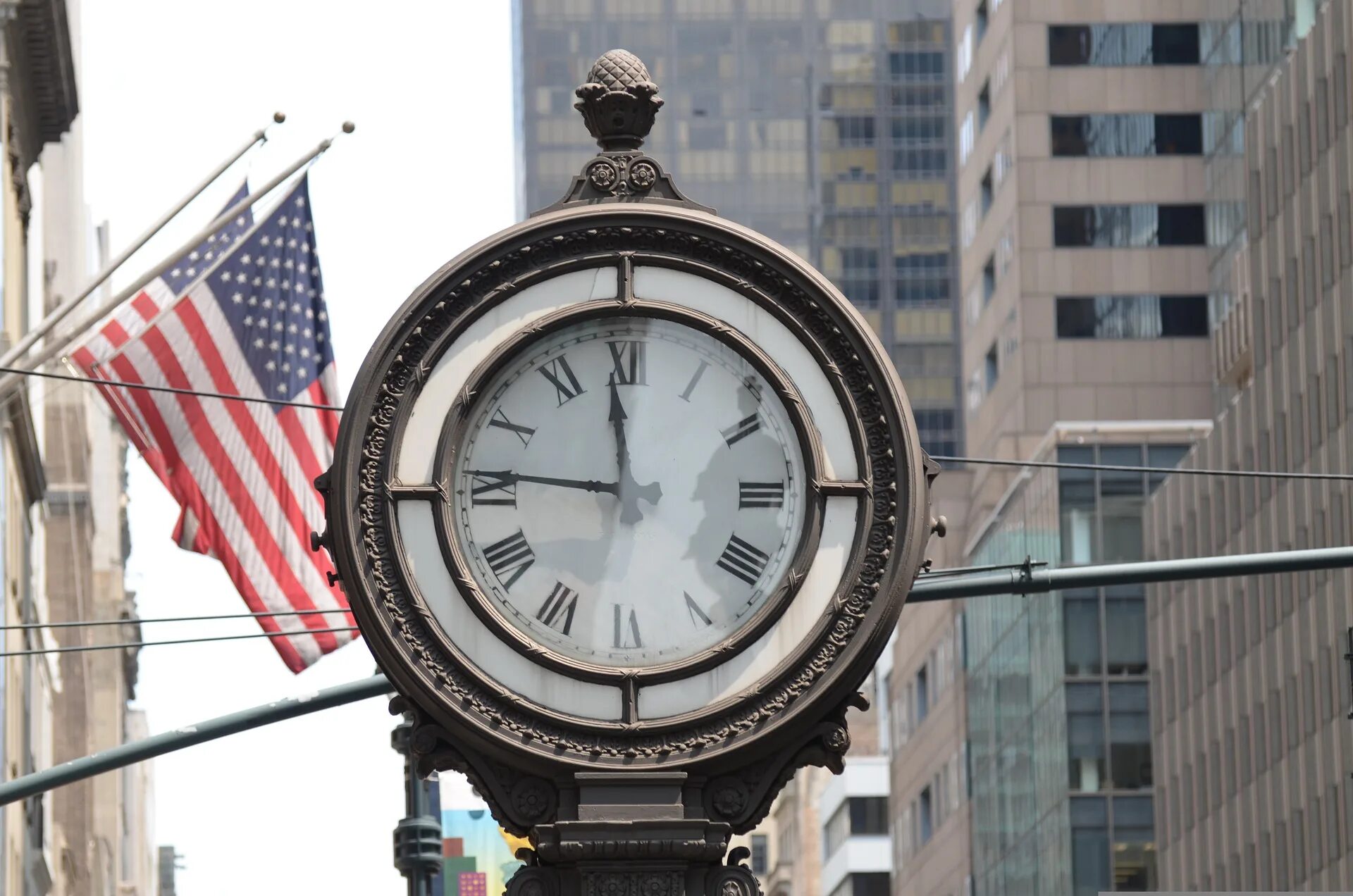Время час америка. Часовая башня Манхеттен. Часы Нью Йорк тайм. Часы в Америке. Часы в Нью Йорке.