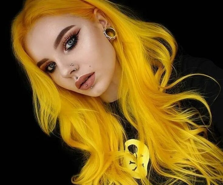Девушка с желтыми волосами. Желтые волосы. Красивая девушка желтый волос. Красивые желтые волосы.