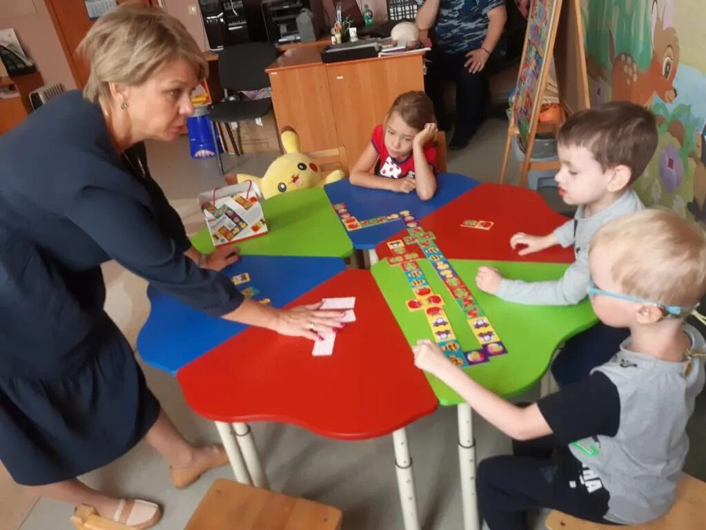 Дети в реаб центре германии. Центр дневного пребывания для ментальных инвалидов. Центр дневного пребывания для детей с инвалидностью. Центр дневного пребывания для детей с инвалидностью. Центр дневного пребывания для детей с инвалидностью.