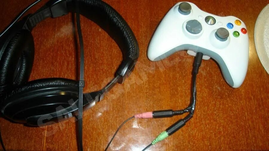 Как подключить xbox к блютузу. Xbox 360 геймпад разъем для наушников. Наушники для джойстика Xbox 360. Гарнитура Xbox 360 разъем. Разъём для наушников в Xbox 360.