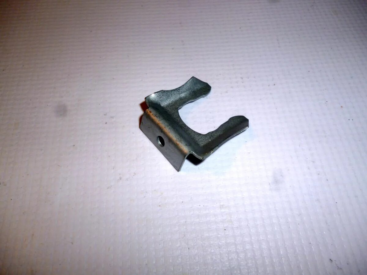 Скоба троса газа 2108/2112. Скоба успокоителя ваз 2101. Скоба оси педалей 2108. Скоба троса сцепления ваз-2108-2110. Скоба оси педалей 2108.