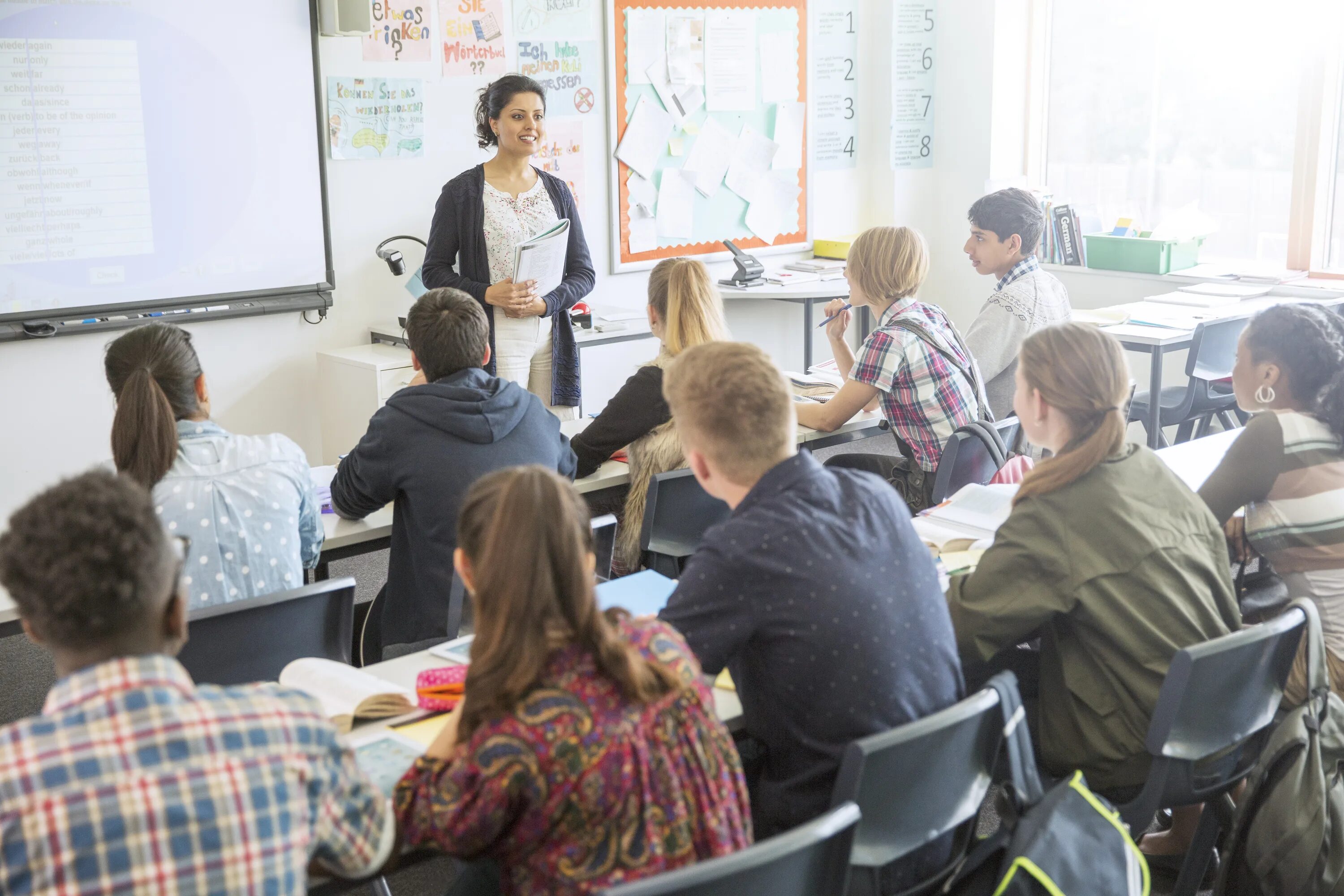 Урок 1 лекция. Учитель ведет урок. Преподаватель в классе. Преподаватель ведет занятия. Преподаватель ведет урок.