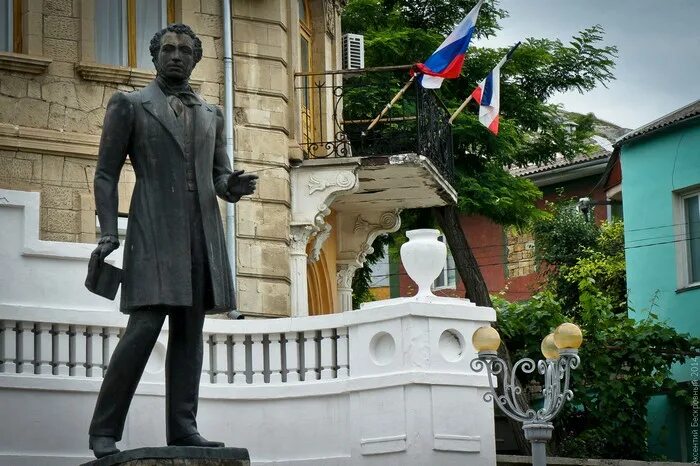 Памятник Пушкину в Бахчисарае. У памятника Пушкина в Бахчисарае. Пухчин бахчисарпй памятник. Памятник Пушкину в Бахчисарае у Ханского дворца.