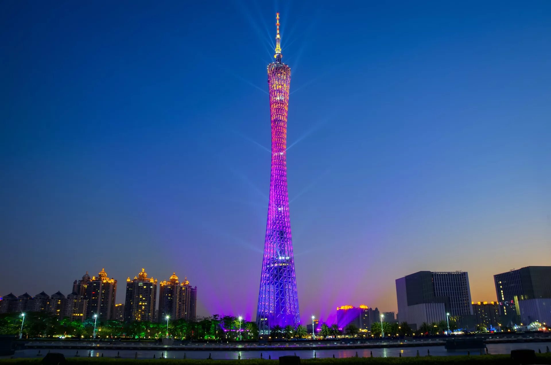 Guangzhou tower. Телебашня гуанчжоу. Кантонская башня в гуанчжоу. Гуанчжоу башня canton. Башня кантон тауэр гуанчжоу.
