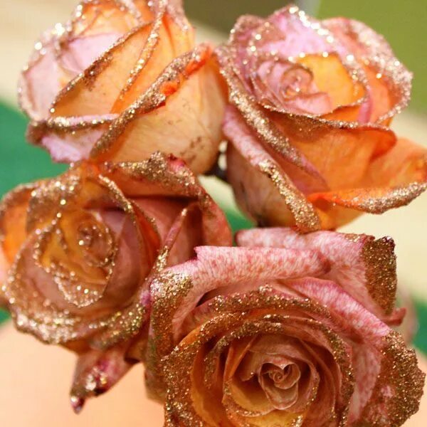 Розы с блеском. Цветы с блестками. Розочки с блестками. Розы посыпанные блестками. Букет роз с блестками