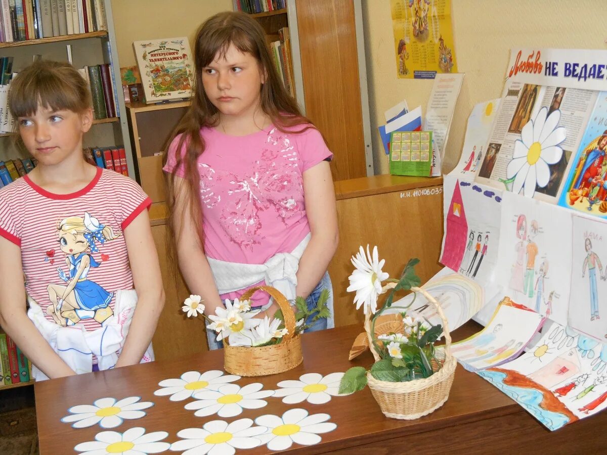 интересные выставки в библиотеке. книги о семье любви и верности на книжную выставку. 15 мая международный день семьи мероприятия в библиотеке. выставка ко дню петра и февронии в библиотеке. книжная выставка о семье.