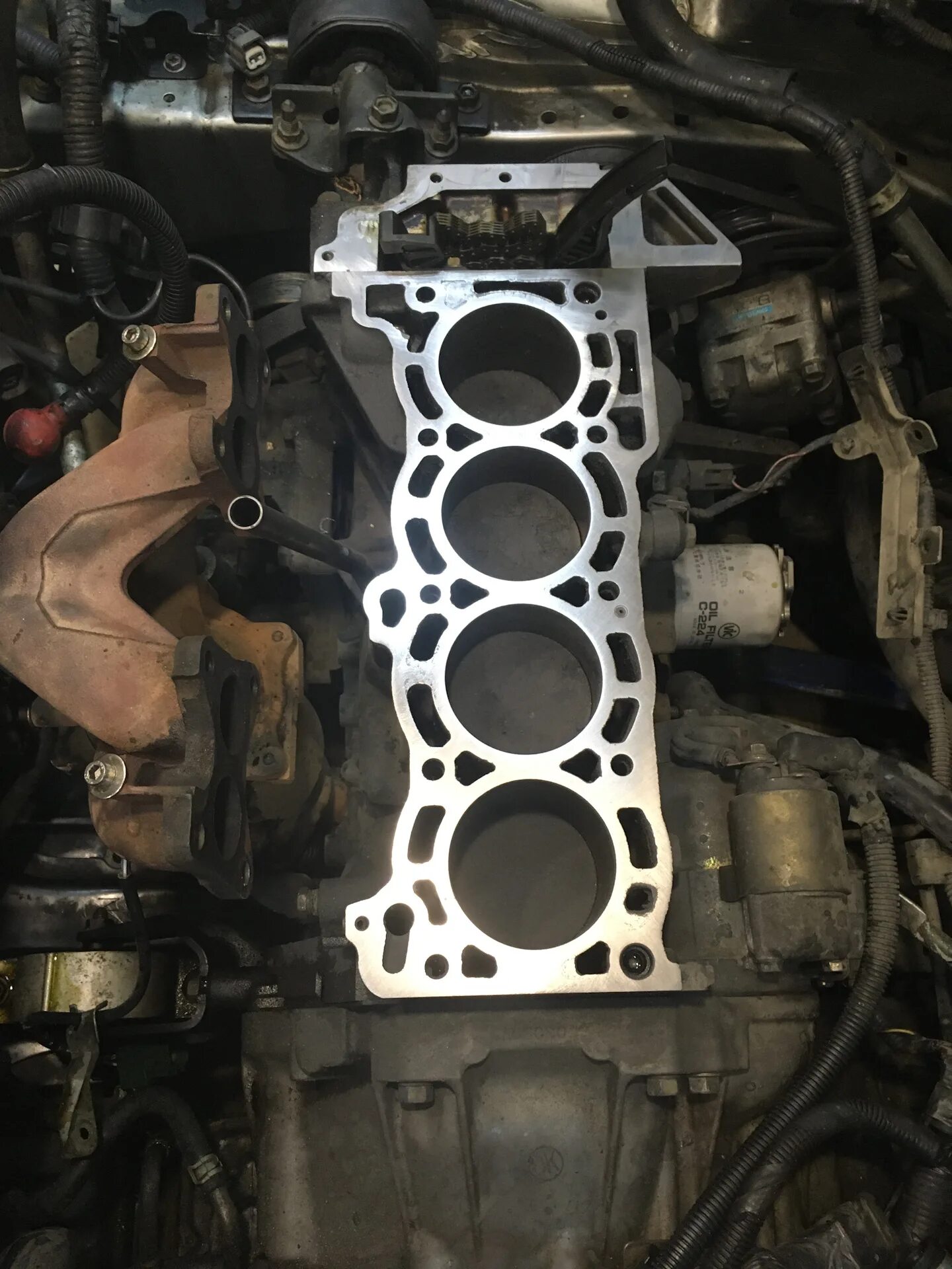Замена прокладки ниссан. 6. 6 прокладка клапанной крышки. Замена прокладки гбц ниссан примера. Замена прокладки ниссан.