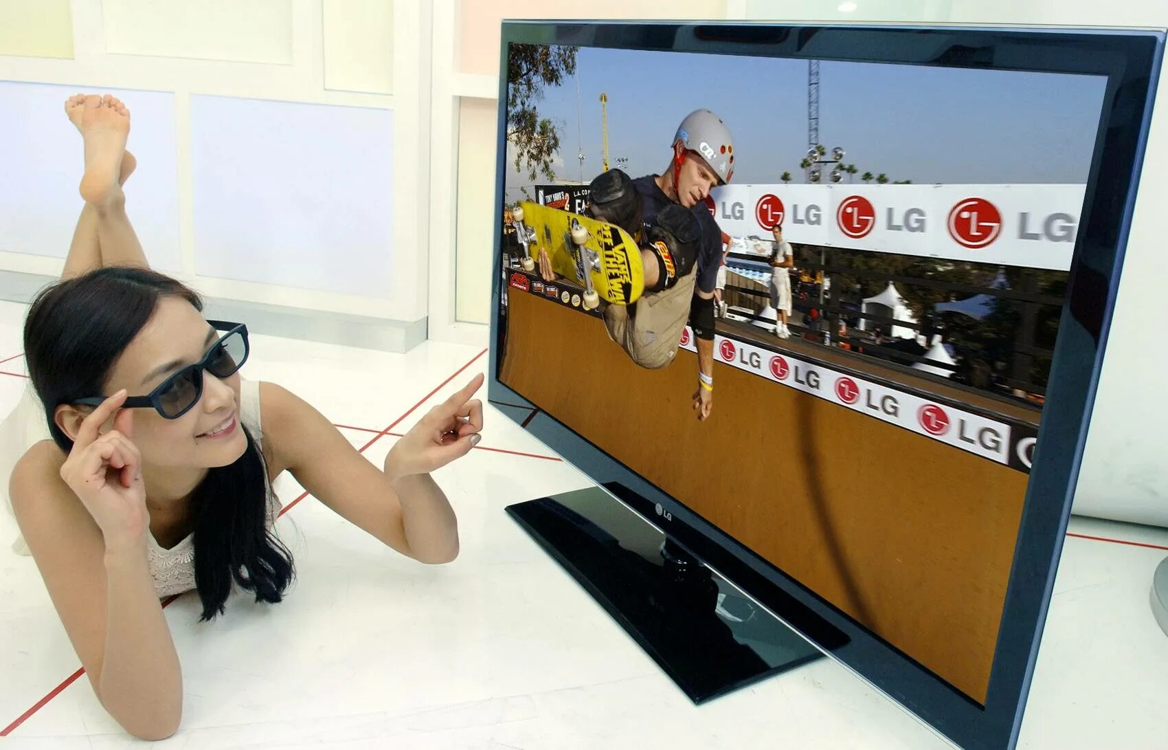 Телевизор LG 3d Cinema. Телевизор LG Cinema 3d Smart TV. Телевизор LG С очками 3д. Рекламировать телевизоры. Музыка телевизор lg