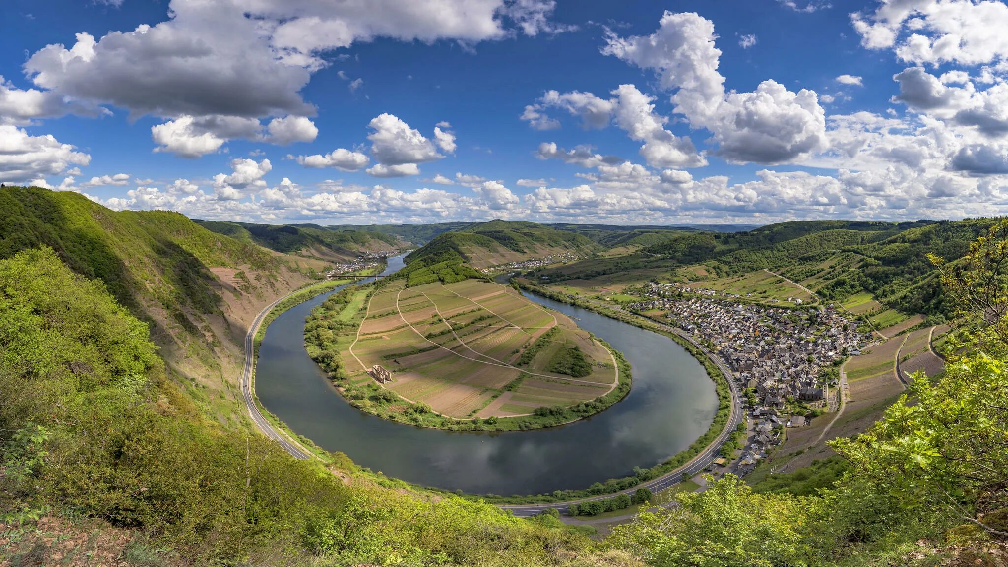 Рейнланд-Пфальц природа. Брем (Bremm), Германия. Реки Германии. Холмы Германии. Изгиб реки сканворд