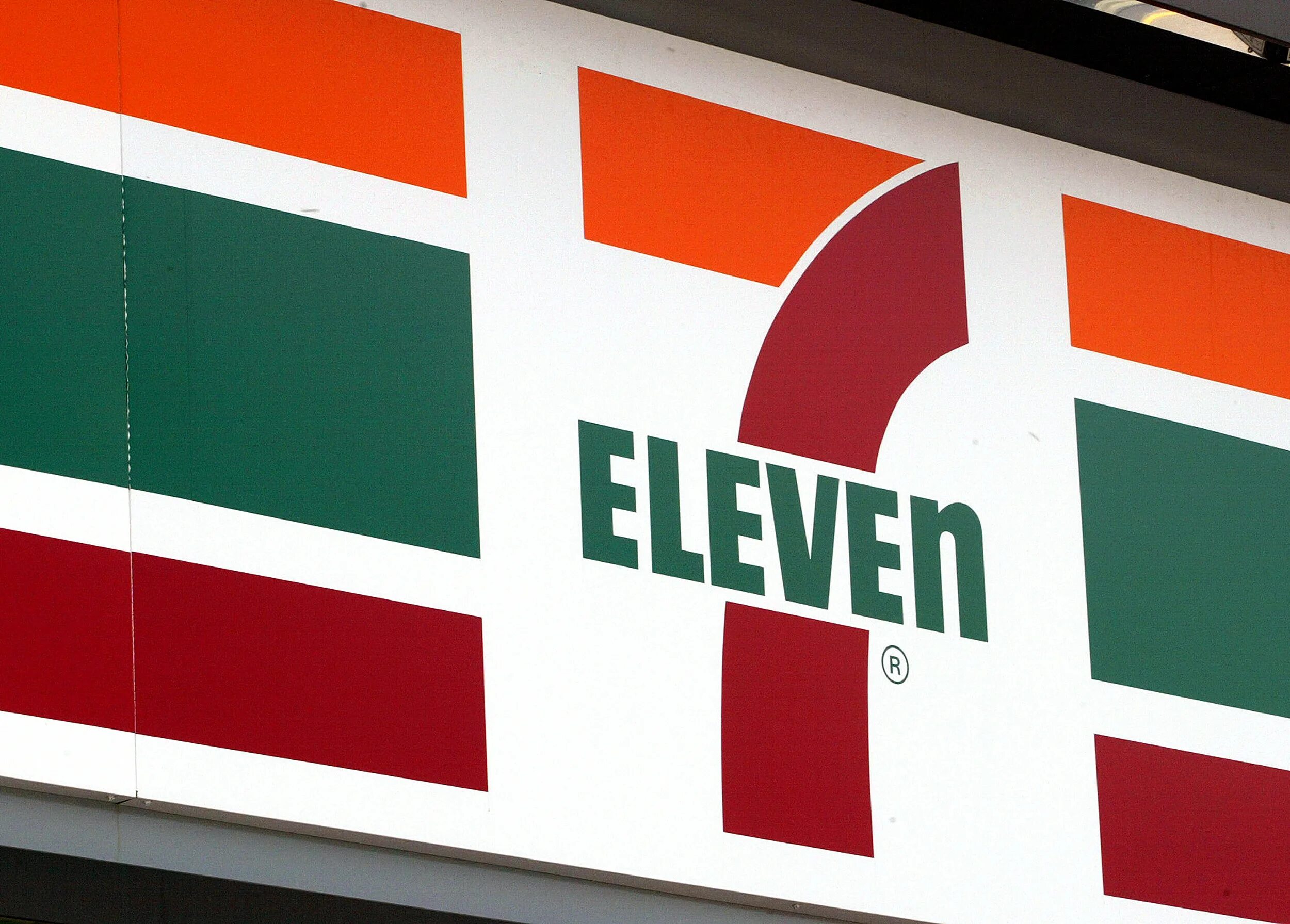 C 7 11. 7-eleven магазин в сша. Фото севен элевен в джунглях. 7 eleven лого. 7 eleven store.