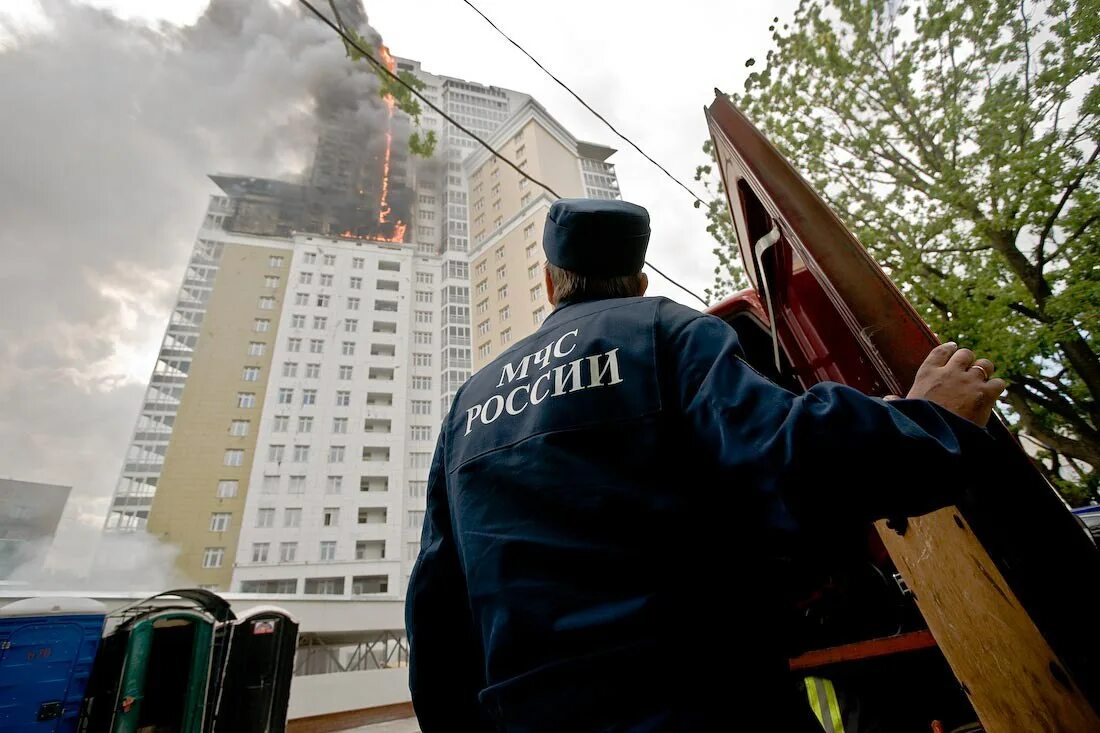 Пожары в зданиях и сооружениях. Пожарная безопасность высотных зданий. Пожар в здании. Пожарная безопасность в высотных жилых домах.