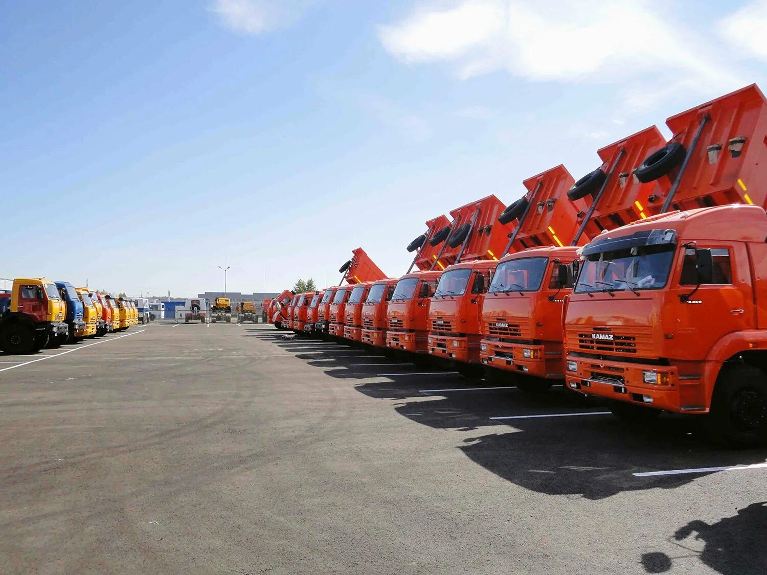 Автобаза камаз. Много камазов. Камаз тягач 2022. Много камазов. Автопарк грузовых автомобилей камаз.