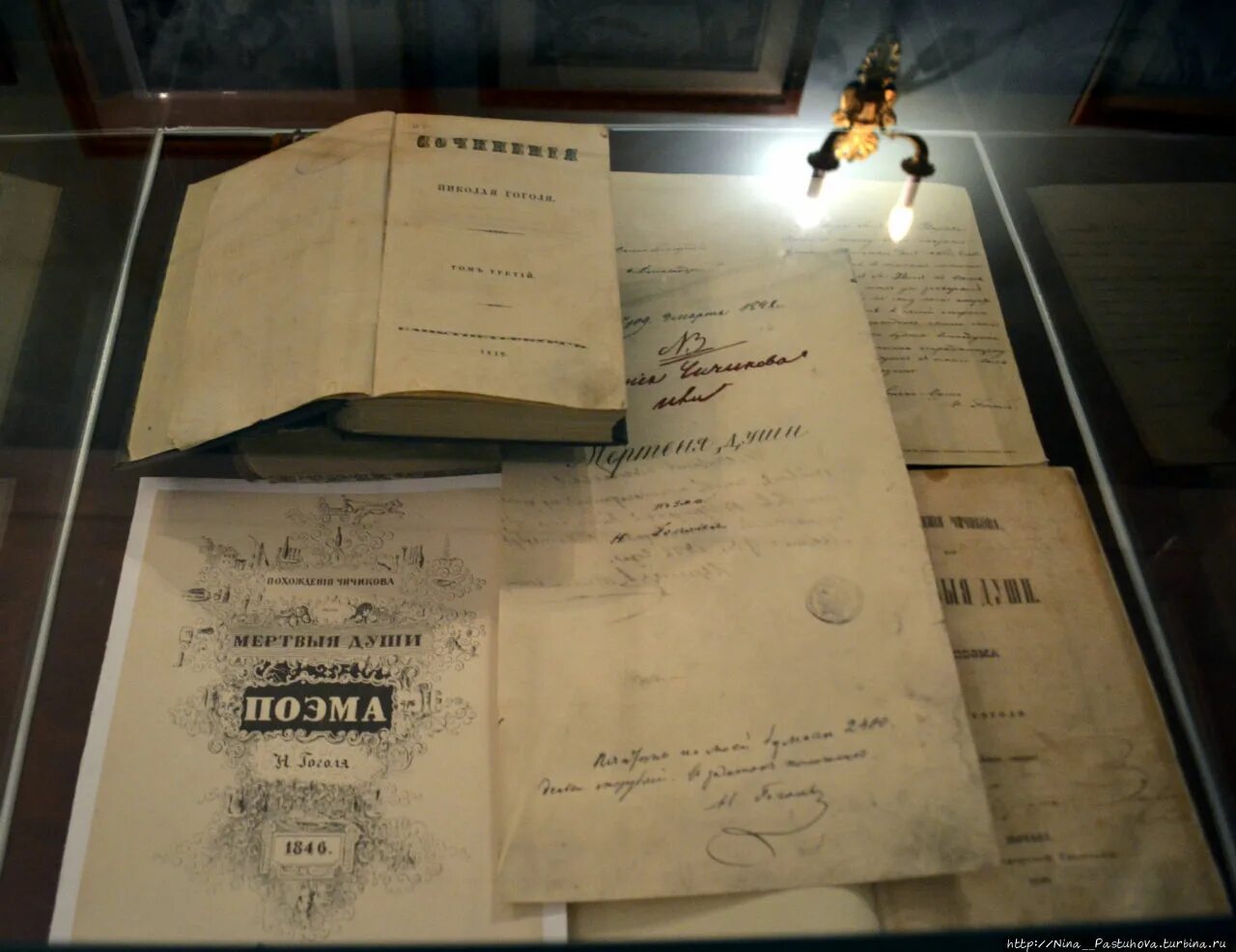 Архив Гоголя. Библия в музее Гоголя. Дом Гоголю мемориальный музей табличка. Авторская исповедь гоголь