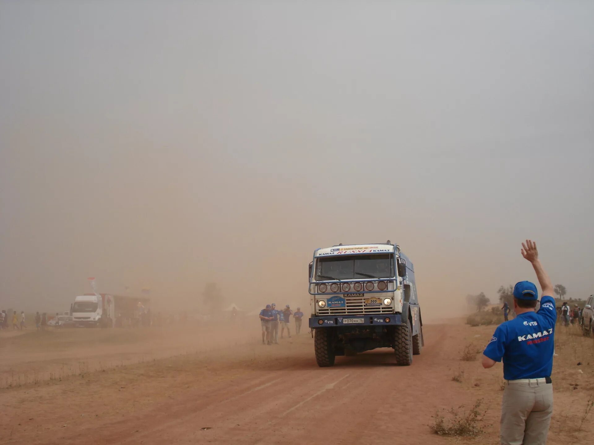 Камаз мастер париж дакар. Дакар ралли 2012 камаз алексей кузьмич. Камаз мастер париж дакар. Манки дакар. Дакар сабы автосалон.