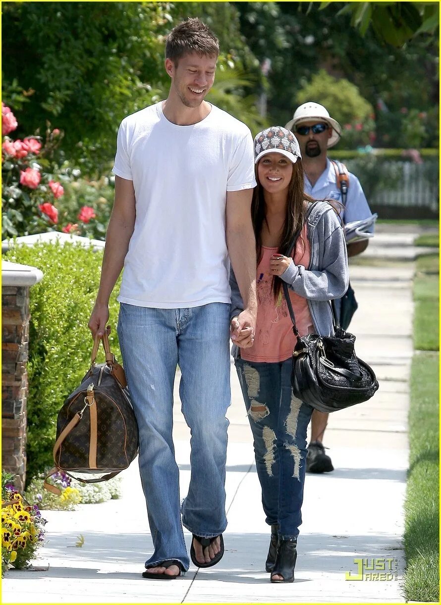 высокий мужчина и маленькая женщина. кристина бенджамин. высокий парень и низквй девушка. невысокие девушки. высокие парни любят.